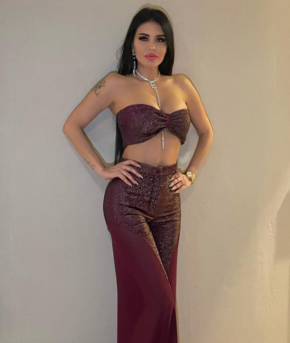Ebru Polat'ın Pembe Taytlı Spor Pozları