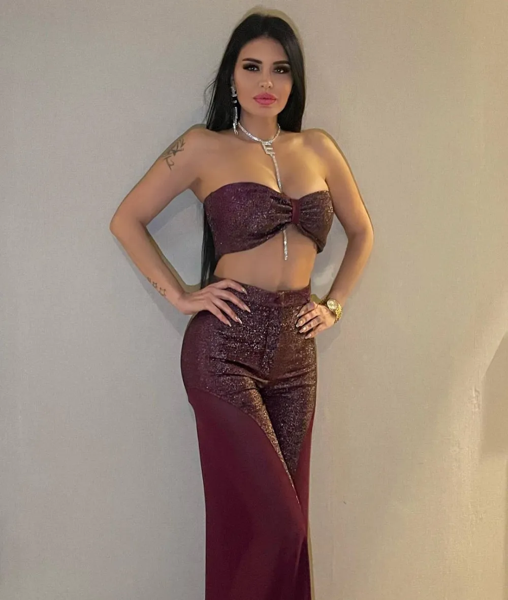 Ebru Polat'ın Pembe Taytlı Spor Pozları