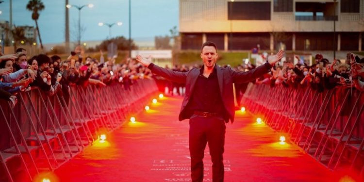 Kerem Bürsin İspanyol Güzele Kalbini Kaptırdı