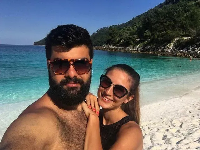MasterChef yarışmacısı Araz Aknam'ın Eşi Ecem Alıcı Güzelliğiyle Damga Vurdu