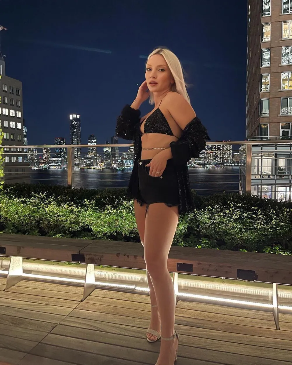 Ece Seçkin Çölün Ortasında Bikinili Pozlarını Paylaştı