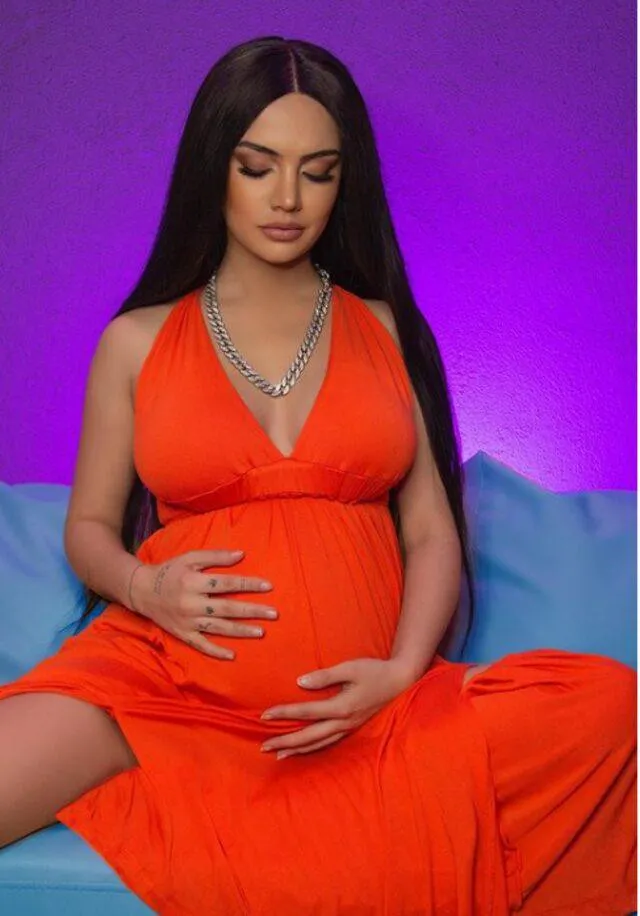 Ece Ronay'ın Dekolteli Hamilelik Pozları Instagram'ı Salladı