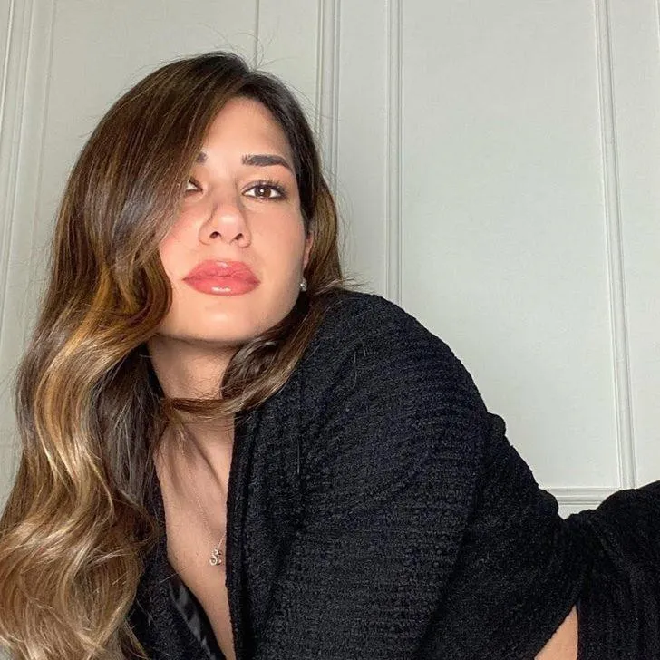 Fenomen Sibil Çetinkaya Sırt Dekoltesiyle Kardashian'a Rakip Oldu!