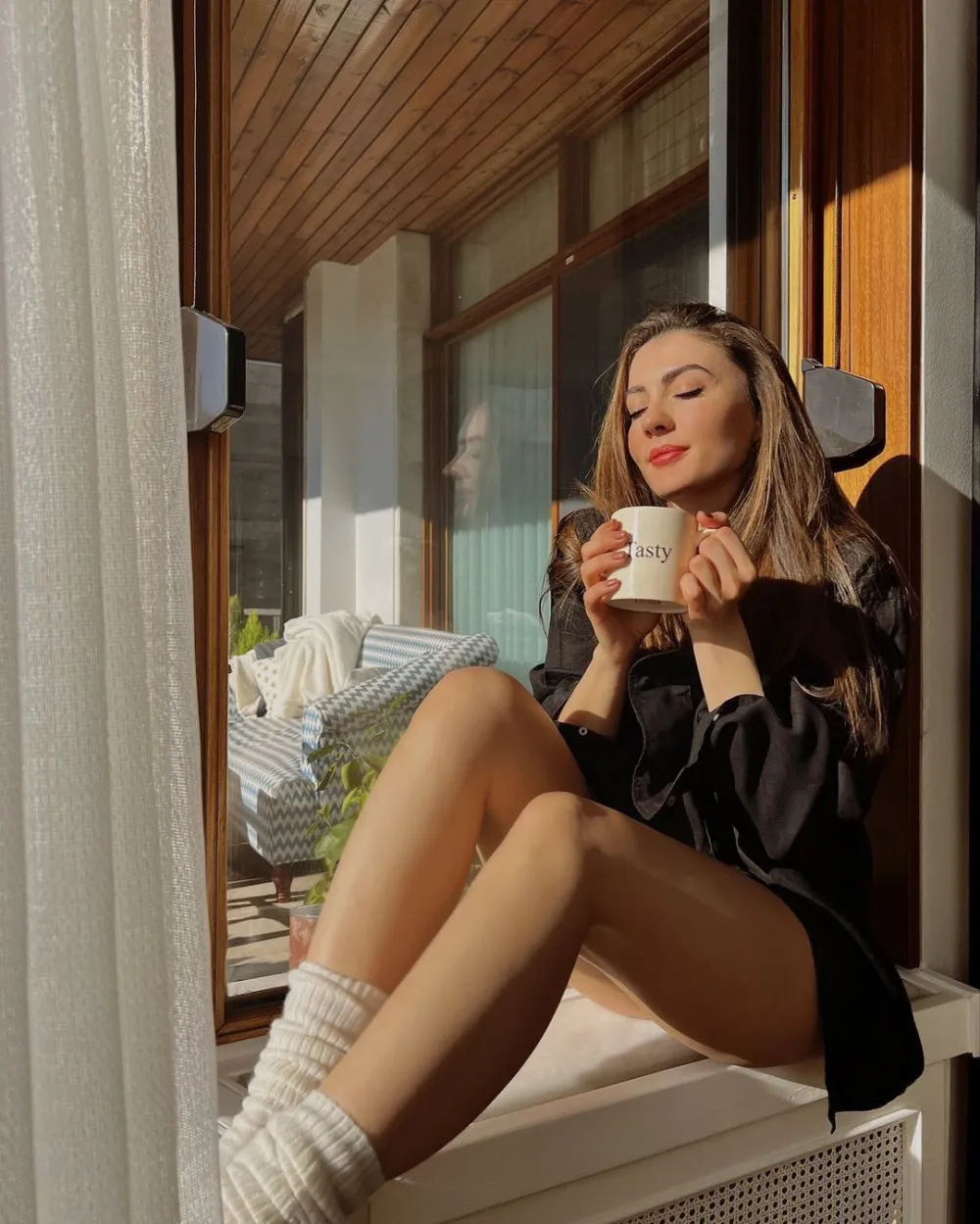 Burcu Özberk Kasığına Kadar Yırtmacıyla Cesur Pozlar Verdi