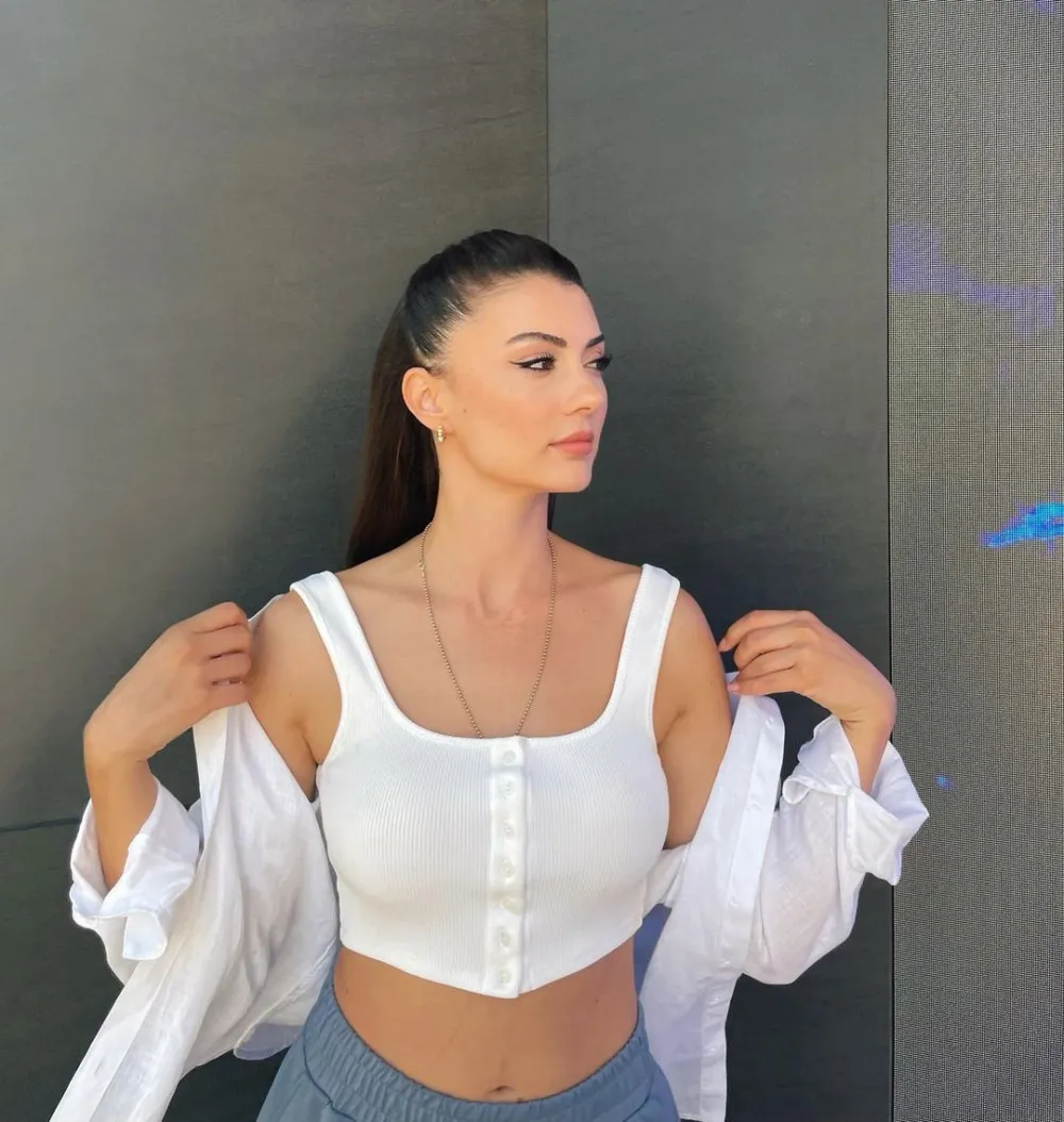 Aşk Mantık İntikam'ın Esra'sı Burcu Özberk Mini Etekli Pozu ile Yürek Hoplattı