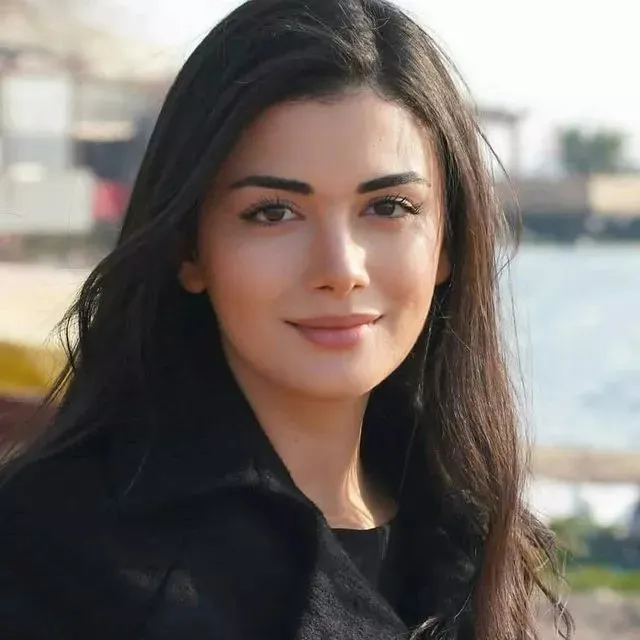Baba Dizisinin Büşra'sı Özge Yağız'ın Asıl Mesleği Şaşırttı