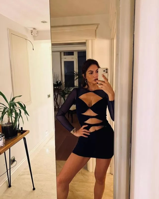 Demet Özdemir Çamaşırsız Pozlarıyla Herkesi Mest Etti