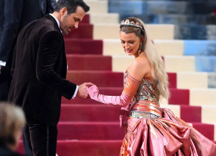 Blake Lively ve Ryan Reynolds Met Gala'ya Damga Vuran İsimler Oldu