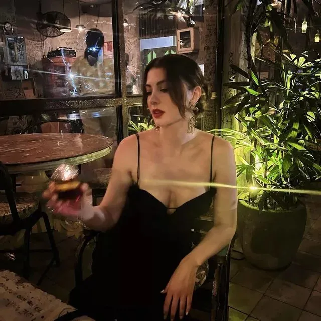 Burcu Özberk'ten Cesur İç Çamaşırlı Poz