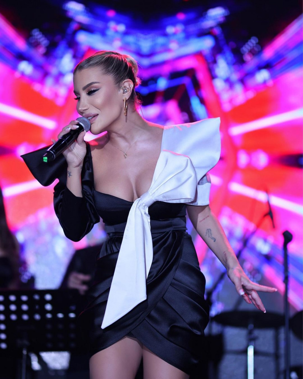 İrem Derici Derin Yırtmacıyla Nefes Kesti!