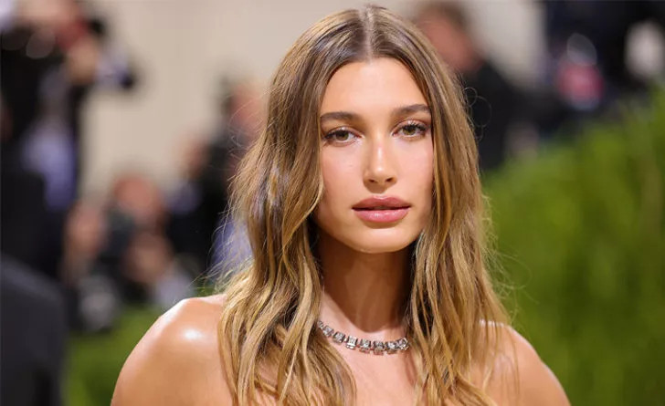 Hailey Baldwin'in Giydiği Sütyenin Fiyatı Dudak Uçuklattı!