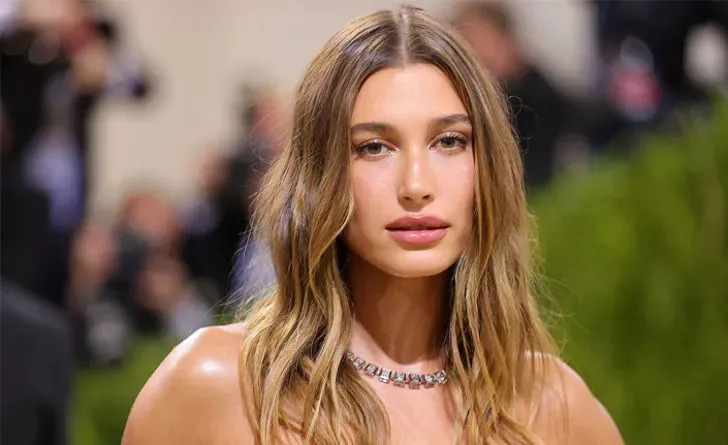 Hailey Baldwin'in Giydiği Sütyenin Fiyatı Dudak Uçuklattı!