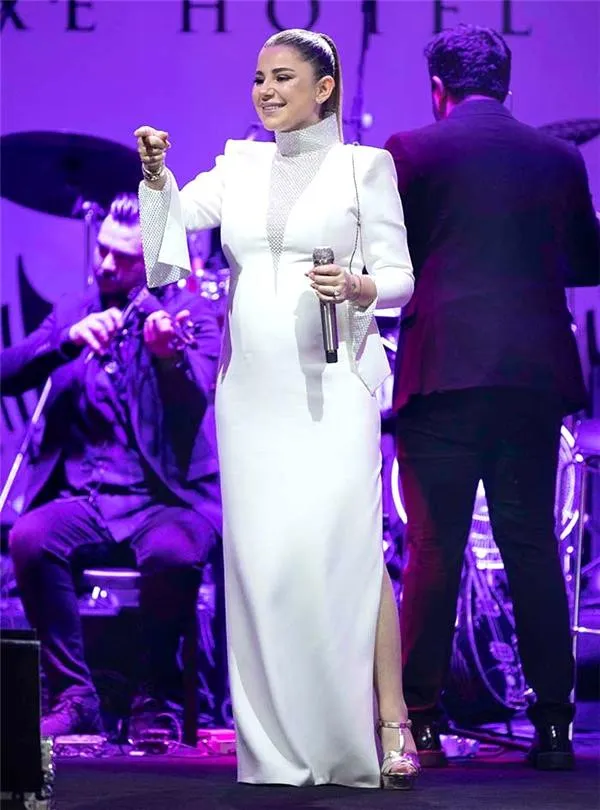 Merve Özbey Karnı Burnunda Konser Verdi