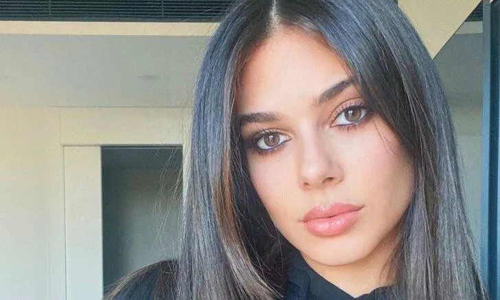 Derin Talu Mini Elbisesi ile Kamera Karşısına Geçti