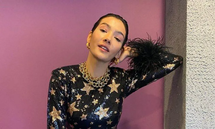 Aybüke Pusat Süper Minisiyle Poz Verdi