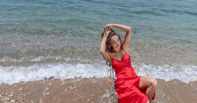 Ayça Ayşin Turan Kırmızı Elbisesi ile Görenleri Mest Etti