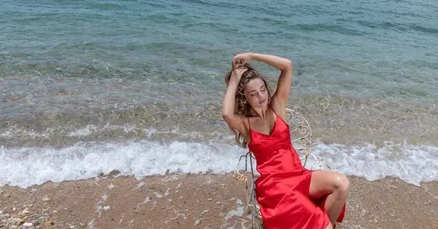 Ayça Ayşin Turan Kırmızı Elbisesi ile Görenleri Mest Etti