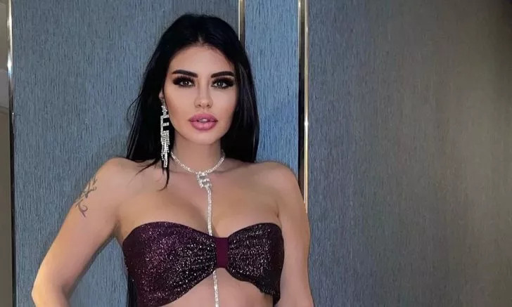 Ebru Polat İddialı Göğüs Dekoltesiyle Nefes Kesti