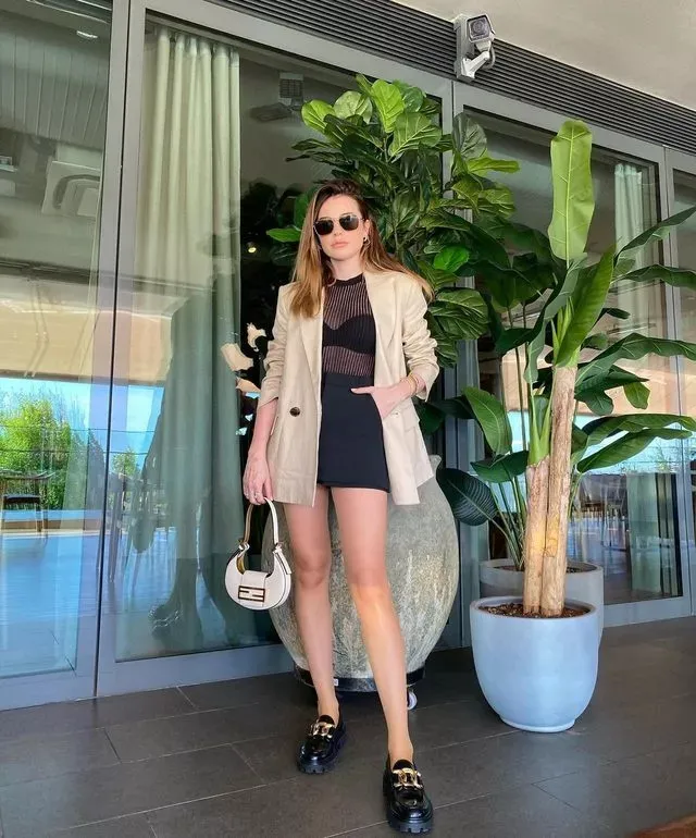 Teşkilat'ın Ceren'i Ezgi Eyüboğlu Mini Etekli Pozuyla Büyüledi