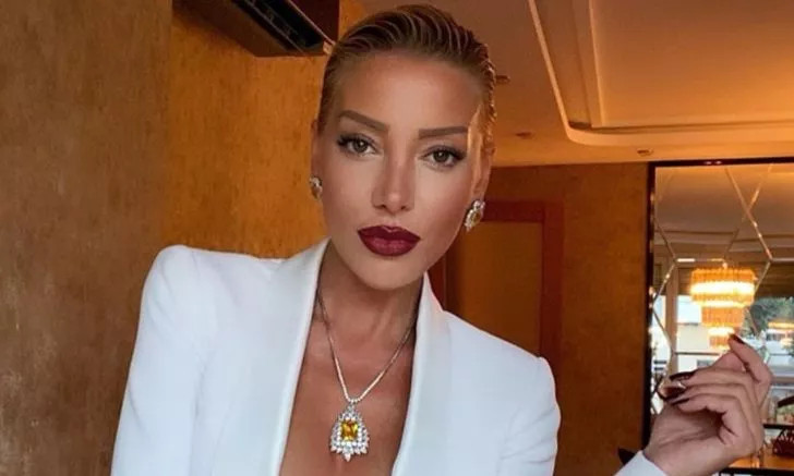 Gülşah Saraçoğlu Son Pozlarıyla Ajda Pekkan'a Benzetildi
