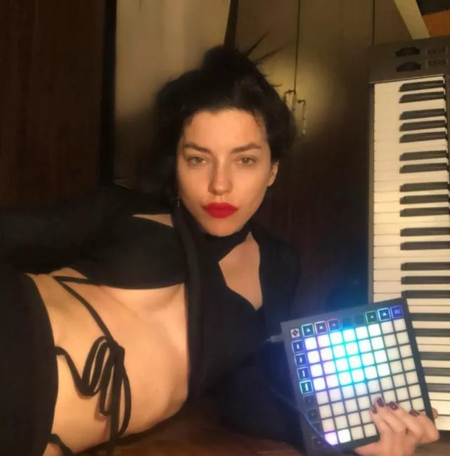 Merve Boluğur Yırtmaçlı Kırmızı Elbisesi ile Görenleri Büyüledi