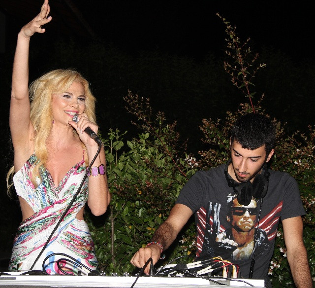 SEKSİ SUNUCU PELİN SUADE'DEN ÇOK ÖZEL POZLAR