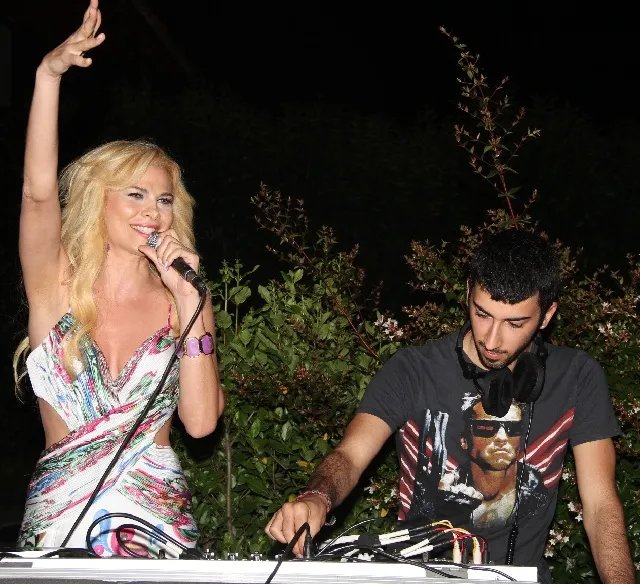 SEKSİ SUNUCU PELİN SUADE'DEN ÇOK ÖZEL POZLAR