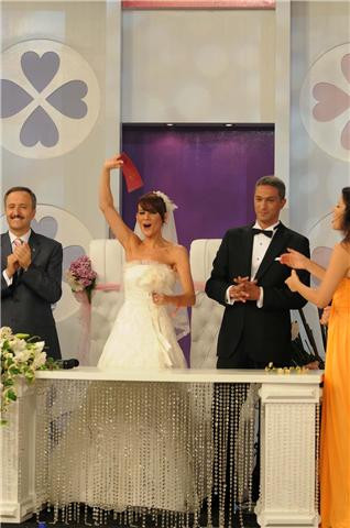 ESRA EROL İŞTE BÖYLE EVLENDİ!