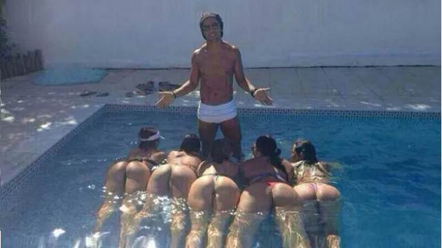 Ronaldinho'nun seksi kızlarla parti pozları