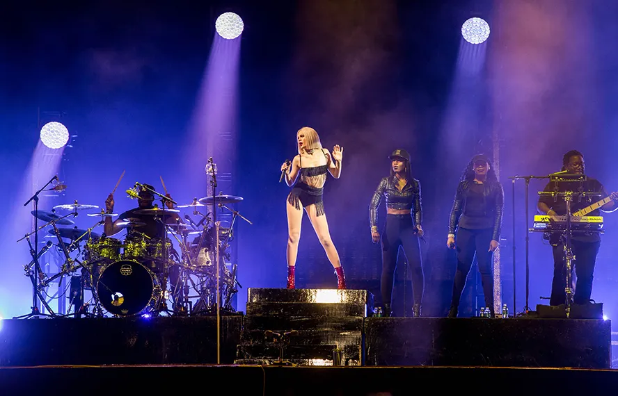 Jessie J kırmızı halıya damga vurdu
