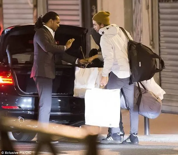 Robert Pattinson ve FKA twigs Paris'te