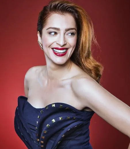 MİNE ÇAYIROĞLU'NDAN GARSONA İLAN-I AŞK!