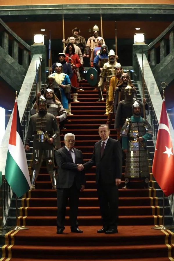 Ak Saray'ı Yeniçeriler bastı