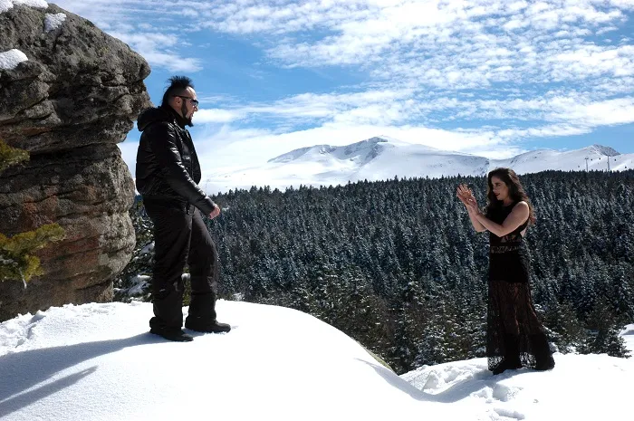 Hayko Cepkin ve Nilüfer Açıkalın karlarda yuvarlandı