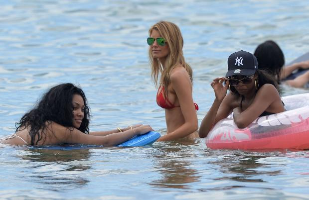 Paige Butcher Miami sahilinde büyüledi