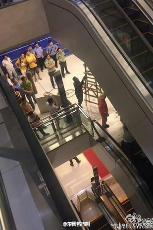 Yürüyen merdiven faciasında şok görüntü! O kızlar uyarsaydı..