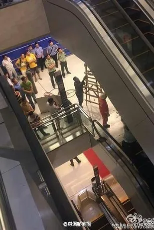 Yürüyen merdiven faciasında şok görüntü! O kızlar uyarsaydı..