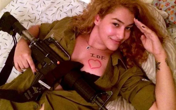 İsrail askerlerine genç kızlardan selfie desteği