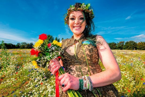 Ağaçla evlenen kadın soyadını değiştirme talebinde bulundu - Resim: 1