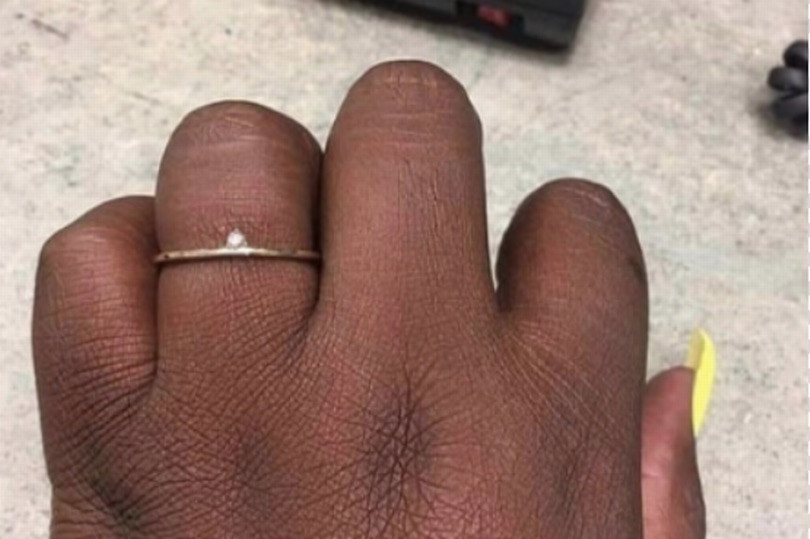 Küçük bir yüzük ile evlilik teklifi alan kadın sevgilisini rezil etti - Resim: 1