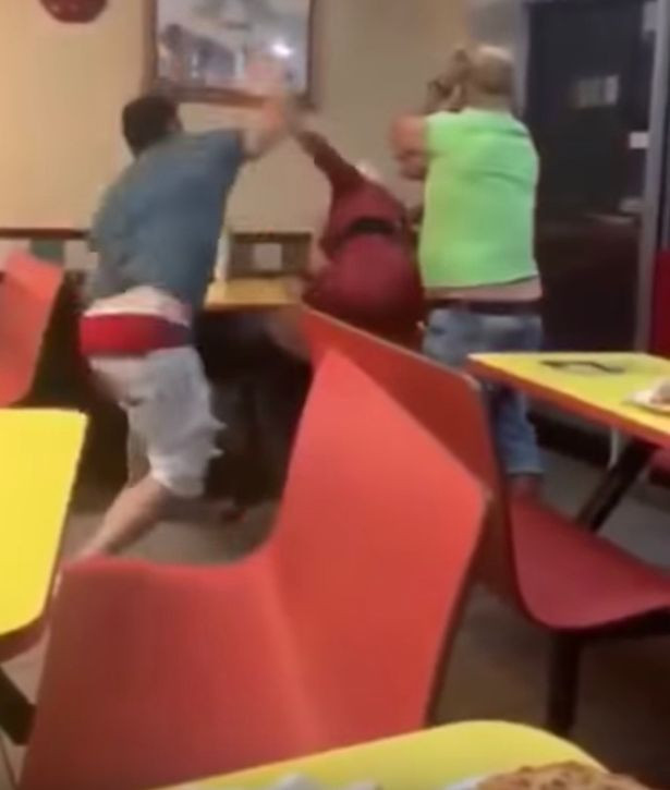 Trans kadınlardan tacizci iki erkeğe dayak - Resim: 1