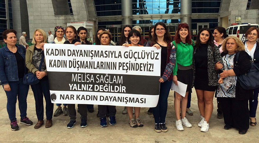 Genç kıza şort giydi diye minibüste yumruklu saldırı - Resim: 1