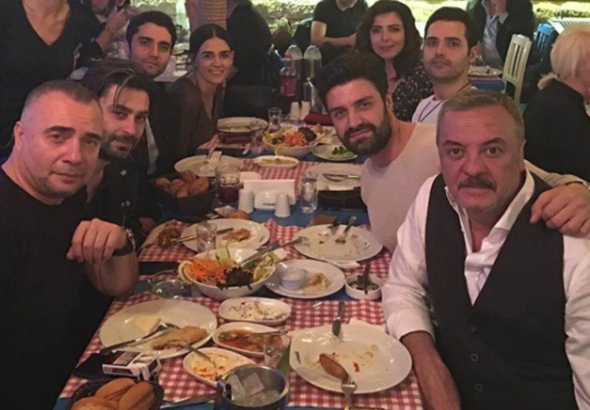 Çukur dizisinin korkusuz ailesi fotoğraf çekilirken masadaki rakıyı sakladı mı? - Resim: 2