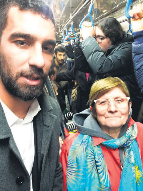 Arda Turan İstanbul'da metroya binince... - Resim: 1