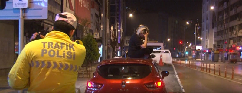 Alkollü iki kadın arabanın üzerine oturup içmeye devam ettiler - Resim: 1