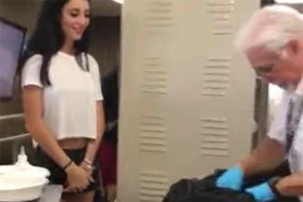 Sevgilisine şaka yapmak için bavuluna seks oyuncağı sakladı - Resim: 1