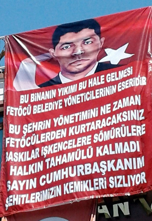 Kaçak katı yıkılınca belediyeyi FETÖ'cülükle suçlayıp pankart açtı - Resim: 1