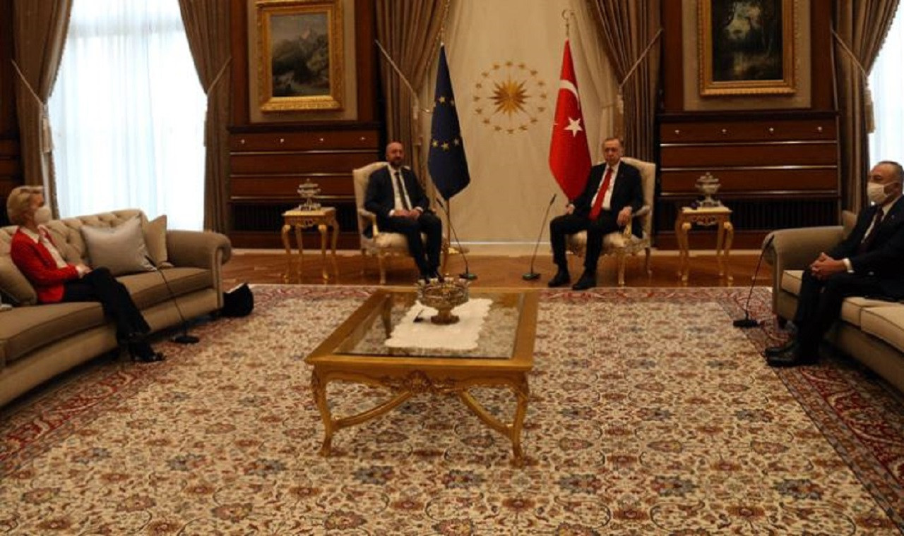 Erdoğan’la Görüşmede Ayakta Kalan ve Üçlü Koltuğa Oturan Leyen'den Açıklama - Resim: 1