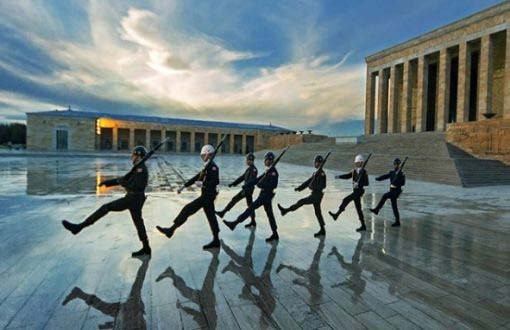 Atatürk'e hakaret suç değil, anıtına çiçek koymak suç! - Resim: 1