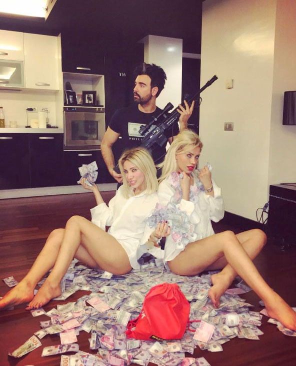 Cicişler oynadı ünlü playboy para saçtı - Resim: 1